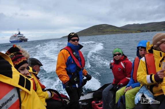 No zodiac indo para a praia de Dyke Bay, em Carcass Island, no noroeste das Ilhas Malvinas